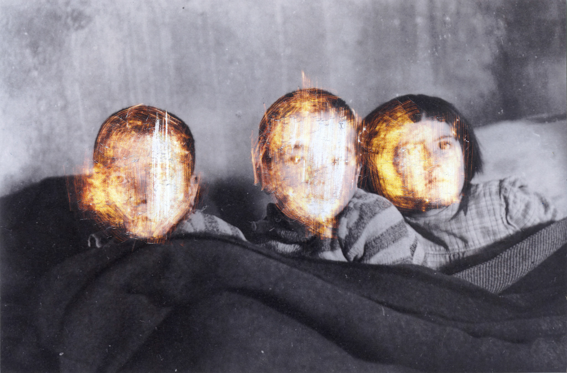 Niños, 2015, foto rayada, 15 × 23 cm. Basada en una fotografía del archivo de Elsa Lüthi‑Ruth