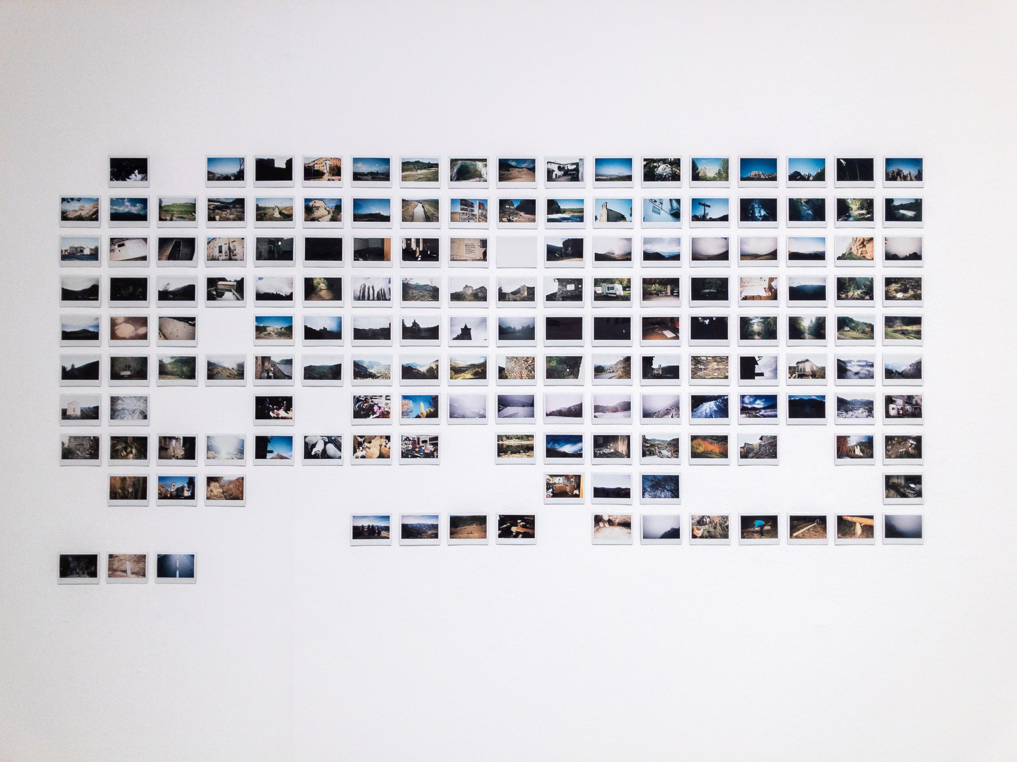 Territori, 2018, 156 fotografies instantànies (Fujifilm), 82 × 205,5 cm